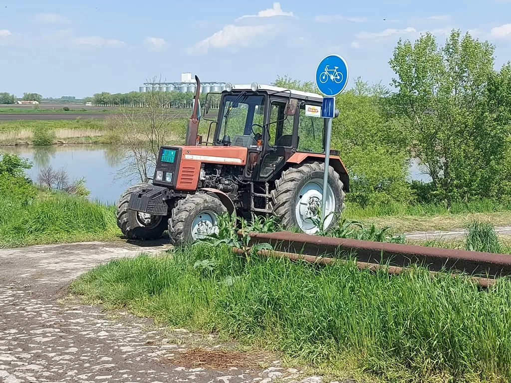 Traktor na biciklističkoj stazi Zrenjanin Temišvar